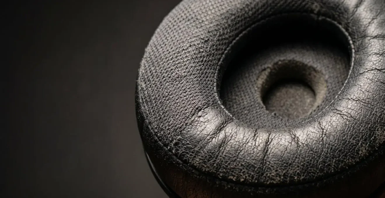 Détail macro d'un casque audio montrant la texture des coussinets sans aucune marque visible