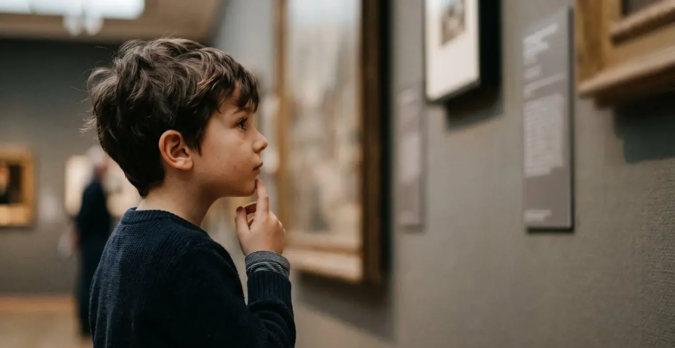 Enfant concentré observant attentivement une œuvre dans un musée parisien