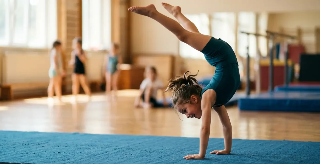 Enfant en position d'equilibre sur les mains lors d'une seance d'acrobatie au sol
