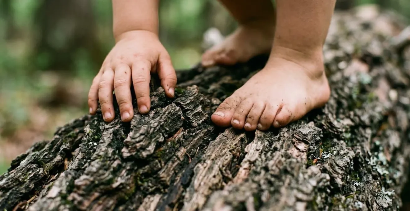 Enfant en équilibre sur un tronc d'arbre en forêt développant sa motricité naturellement