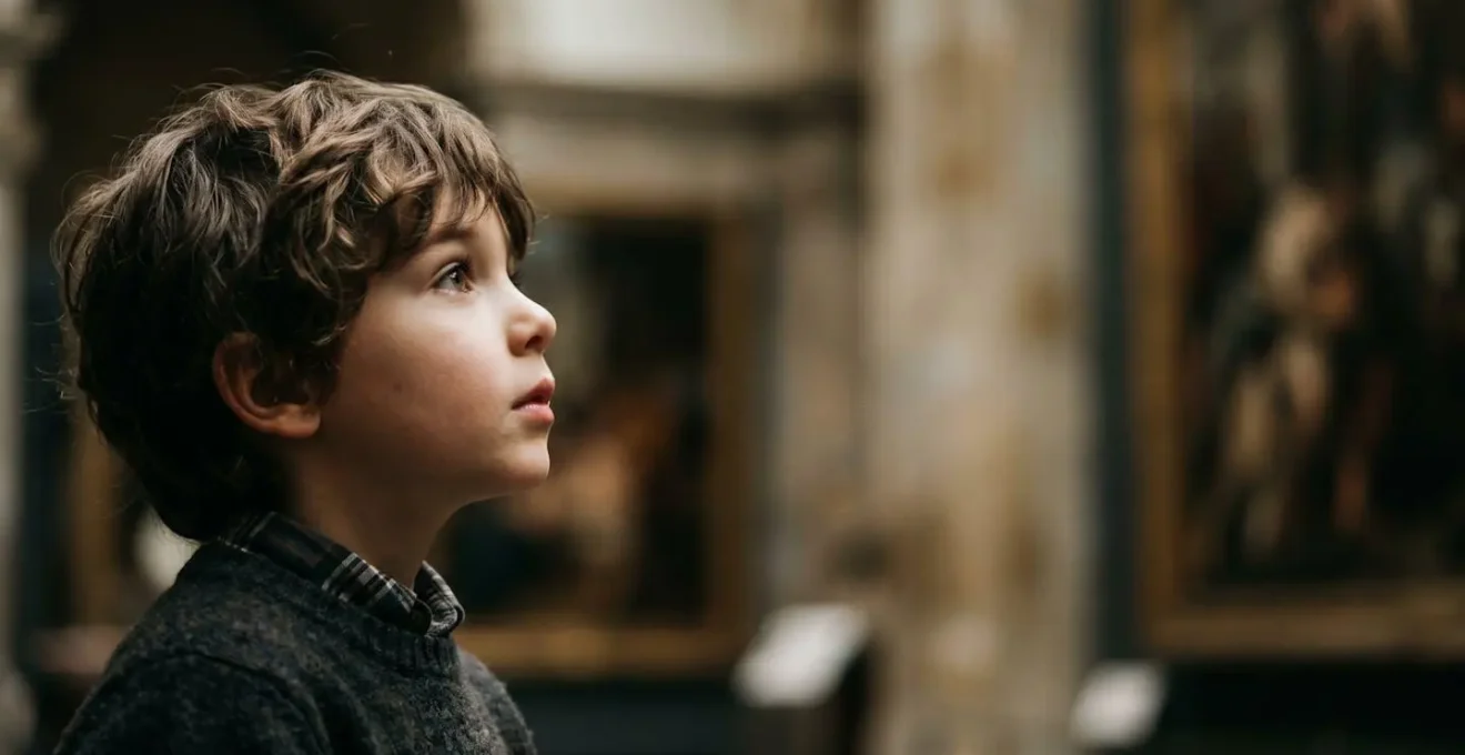 Enfant de profil observant attentivement une exposition avec expression de curiosité naturelle