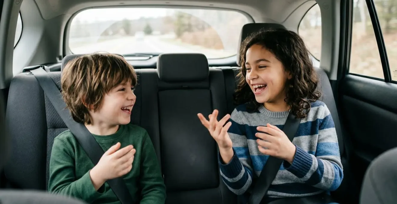 Enfants concentrés et souriants jouant ensemble pendant un trajet en voiture familial