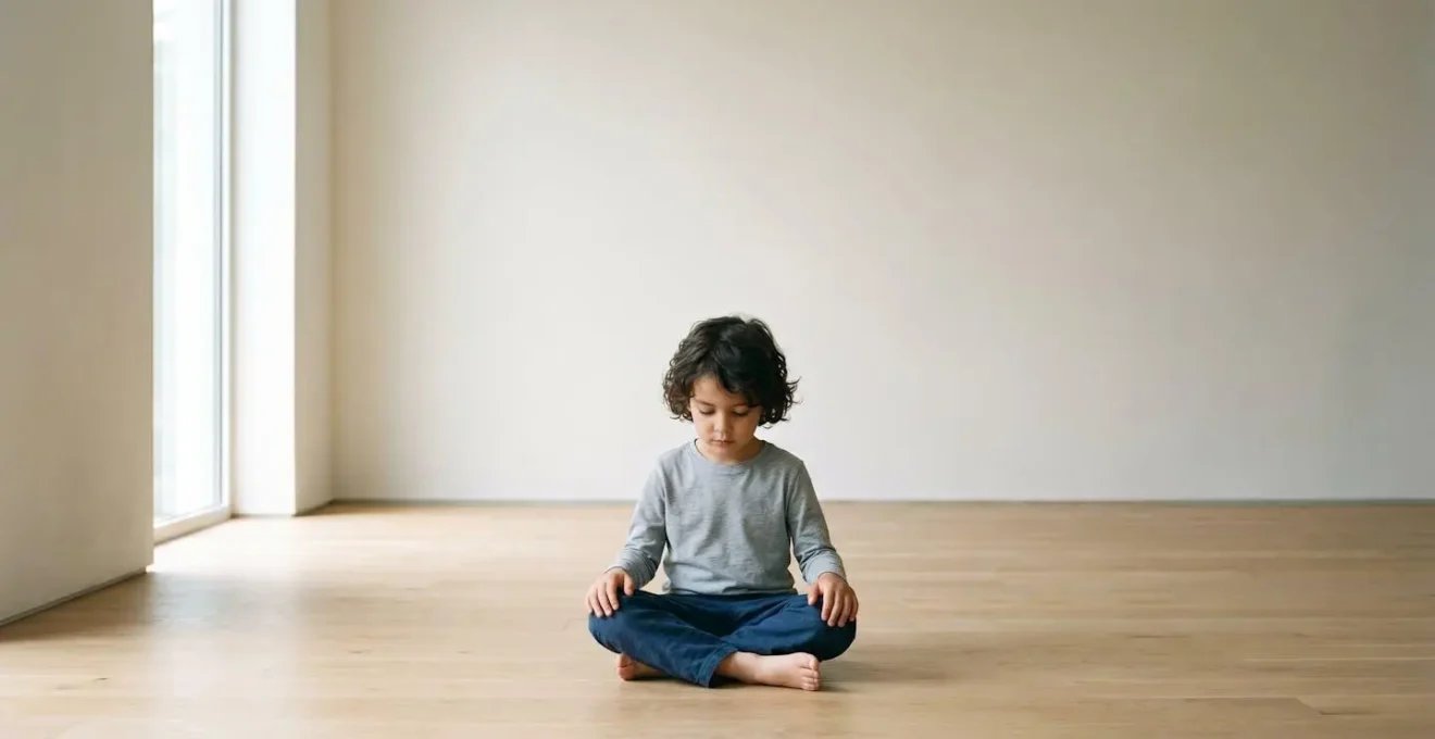 Enfant concentré écoutant et suivant un tempo régulier dans un espace minimaliste