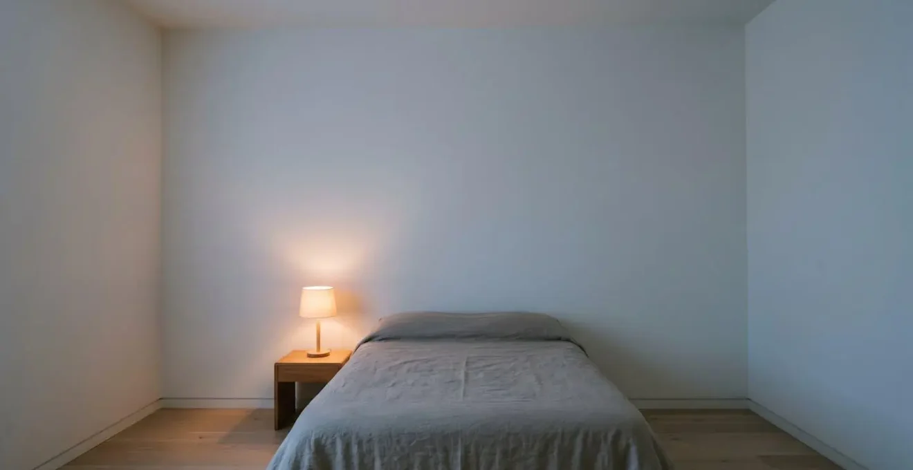 Environnement minimaliste d'une chambre d'enfant baignée de lumière douce au crépuscule favorisant l'endormissement