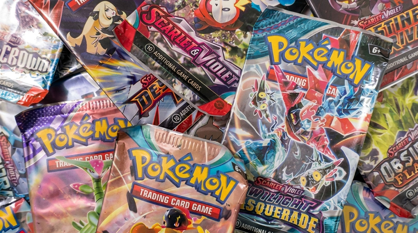 Illustration 3D de trois formats de produits Pokémon : un booster, un tripack et une Elite Trainer Box alignés avec des icônes explicatives.